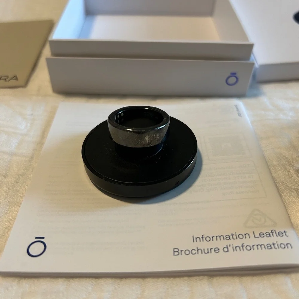 Oura Ring (with Box, Charger & Cable)